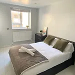 Euston Apartment By Dc London Rooms